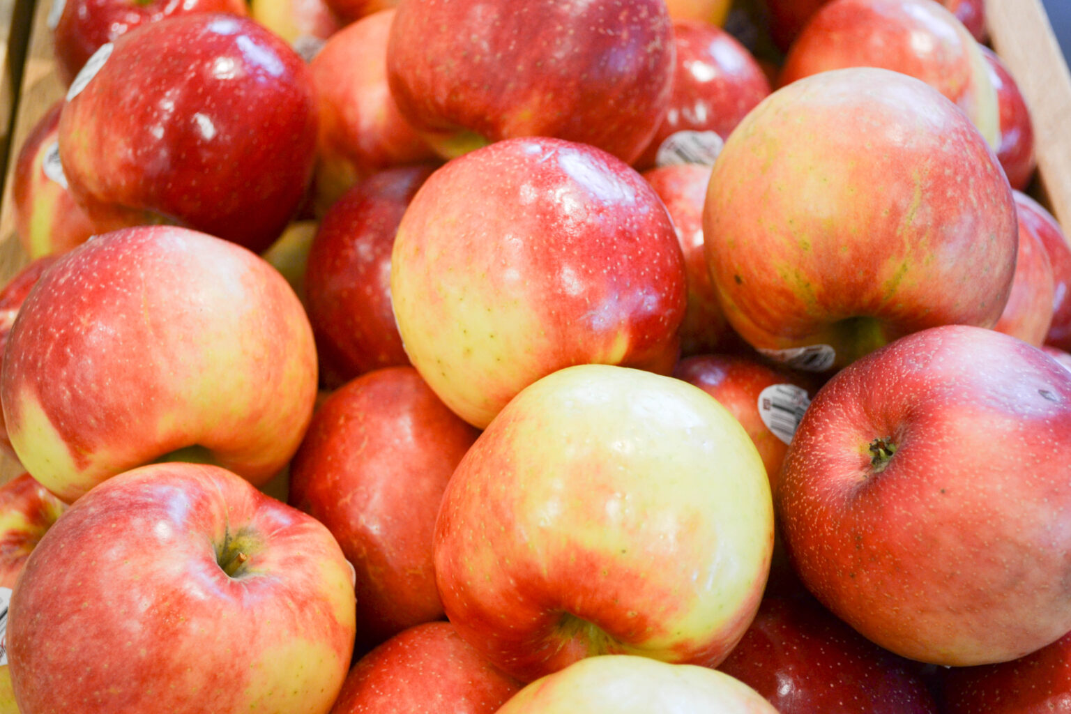 the-core-of-local-apples-lakewinds-food-co-op